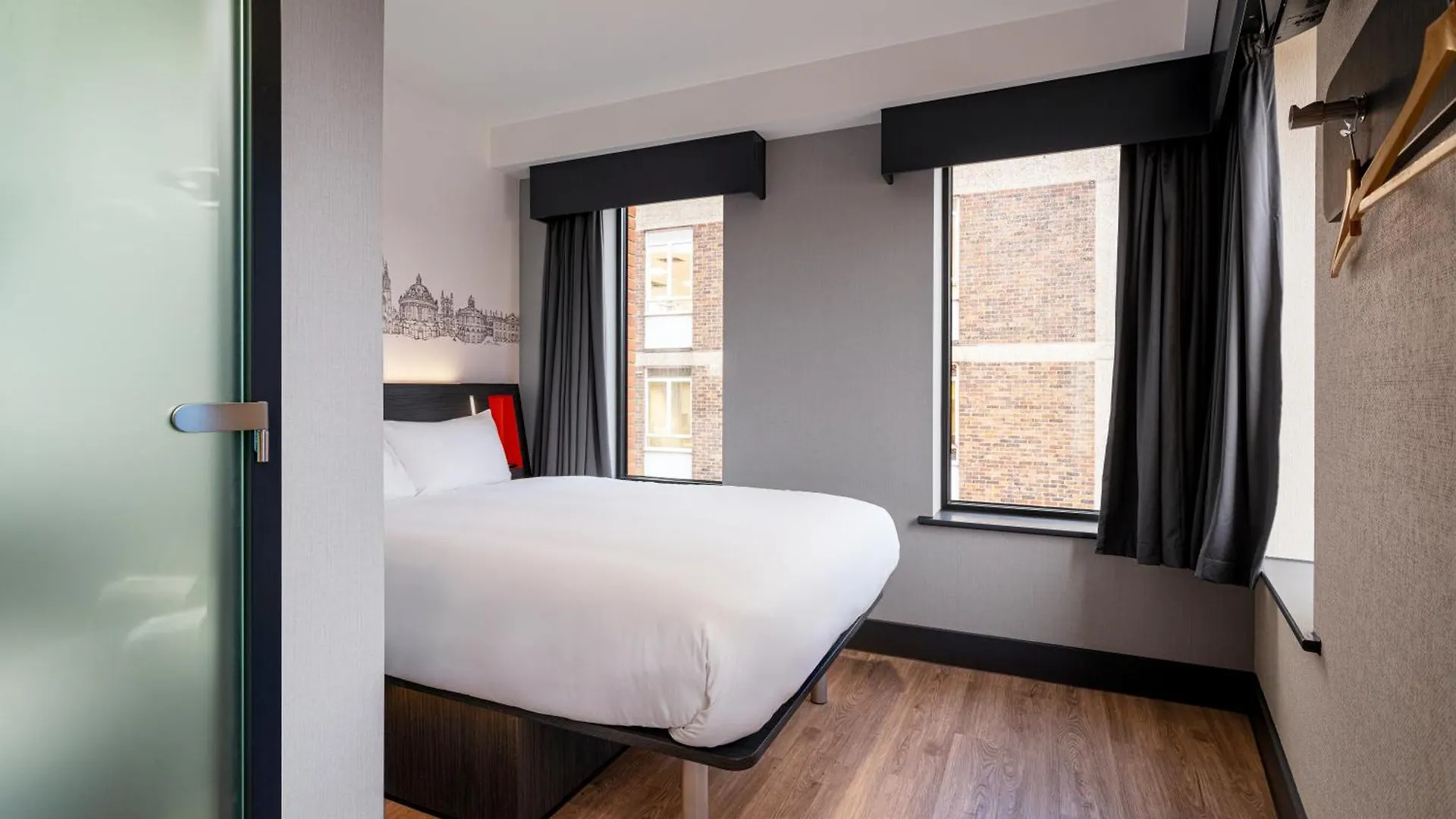 Staying Near Bridge of Sighs: 5 Budget Hotels Compared