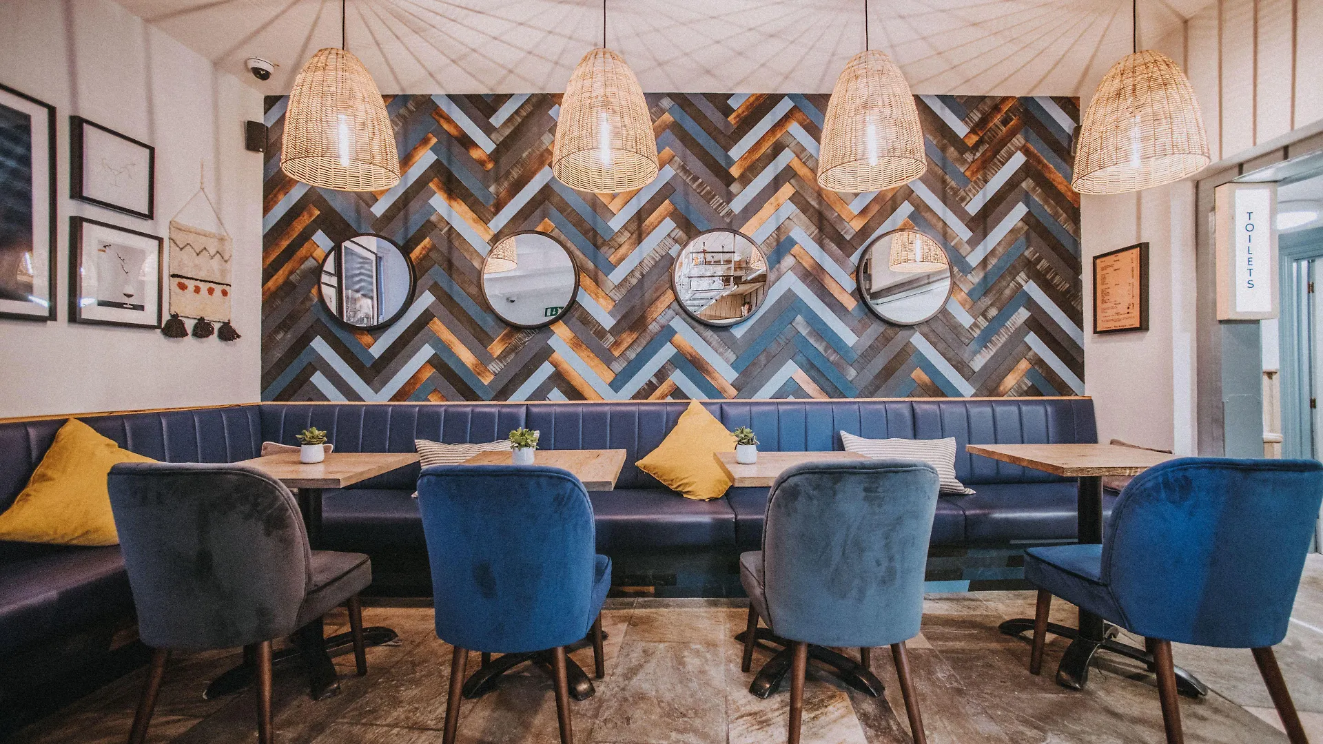 4 Smart 4-Star Hotels Near Connaught Gardens Worth Booking