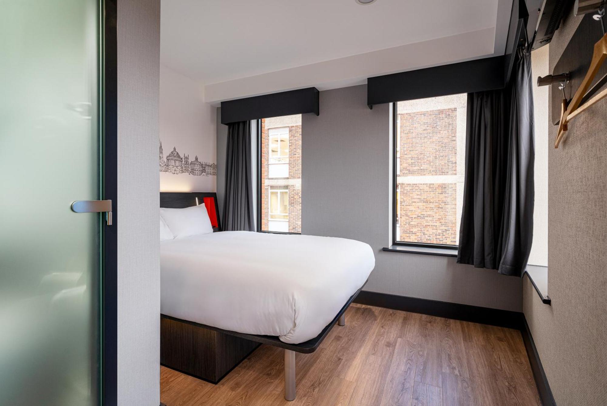 Staying Near Bridge of Sighs: 5 Budget Hotels Compared